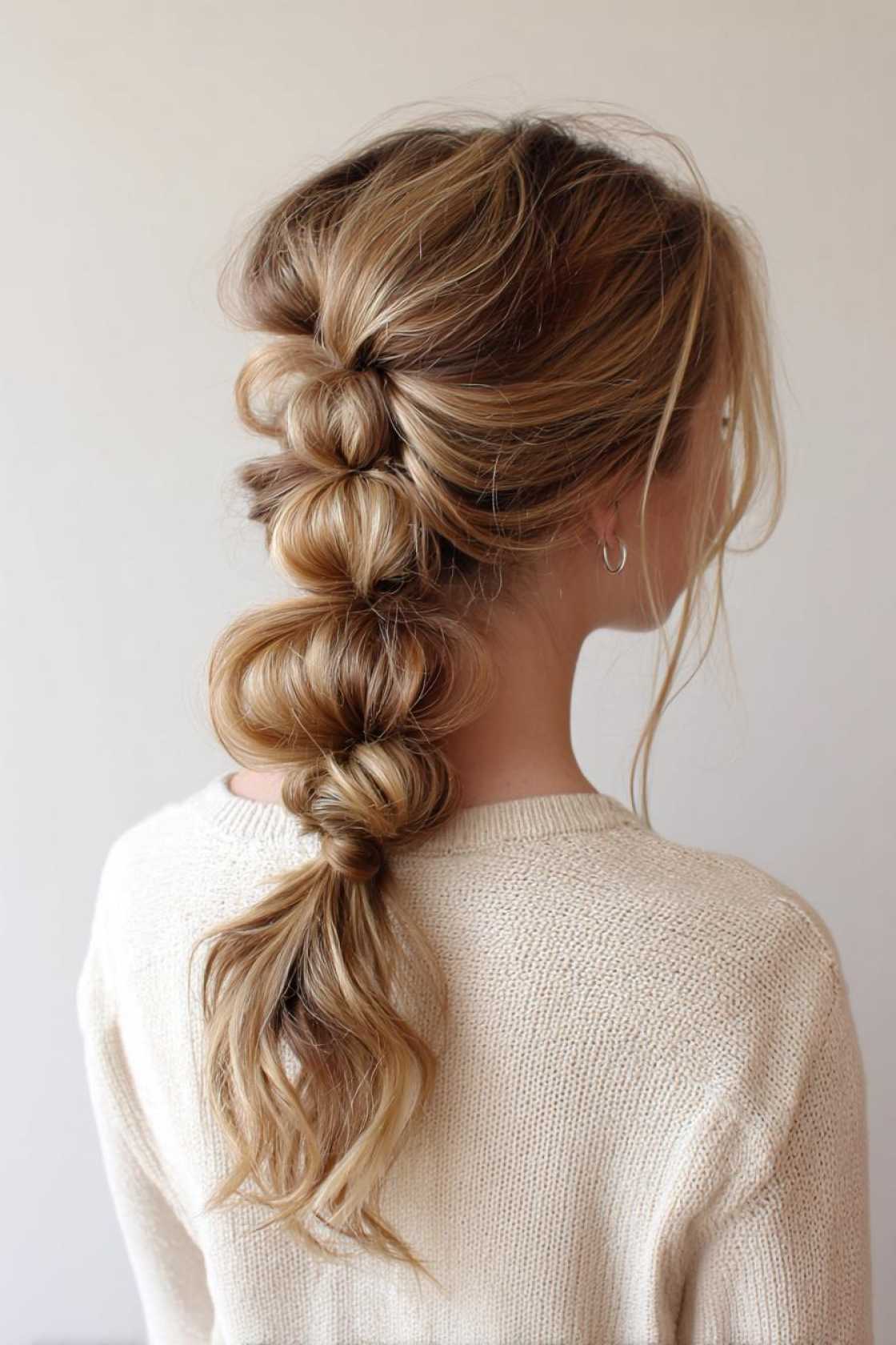 15+ Quick Beach Day Hair Looks (Claw Clips & Bubble Ponies!) - 4. Bubble Ponytail