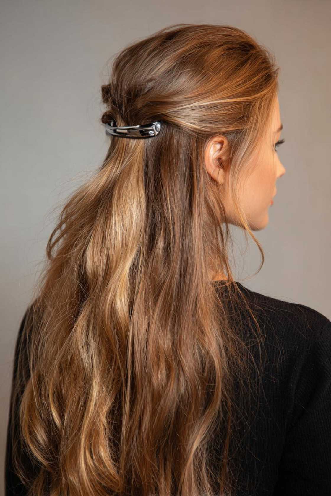 15+ Quick Beach Day Hair Looks (Claw Clips & Bubble Ponies!) - 2. Half-Up Claw Clip