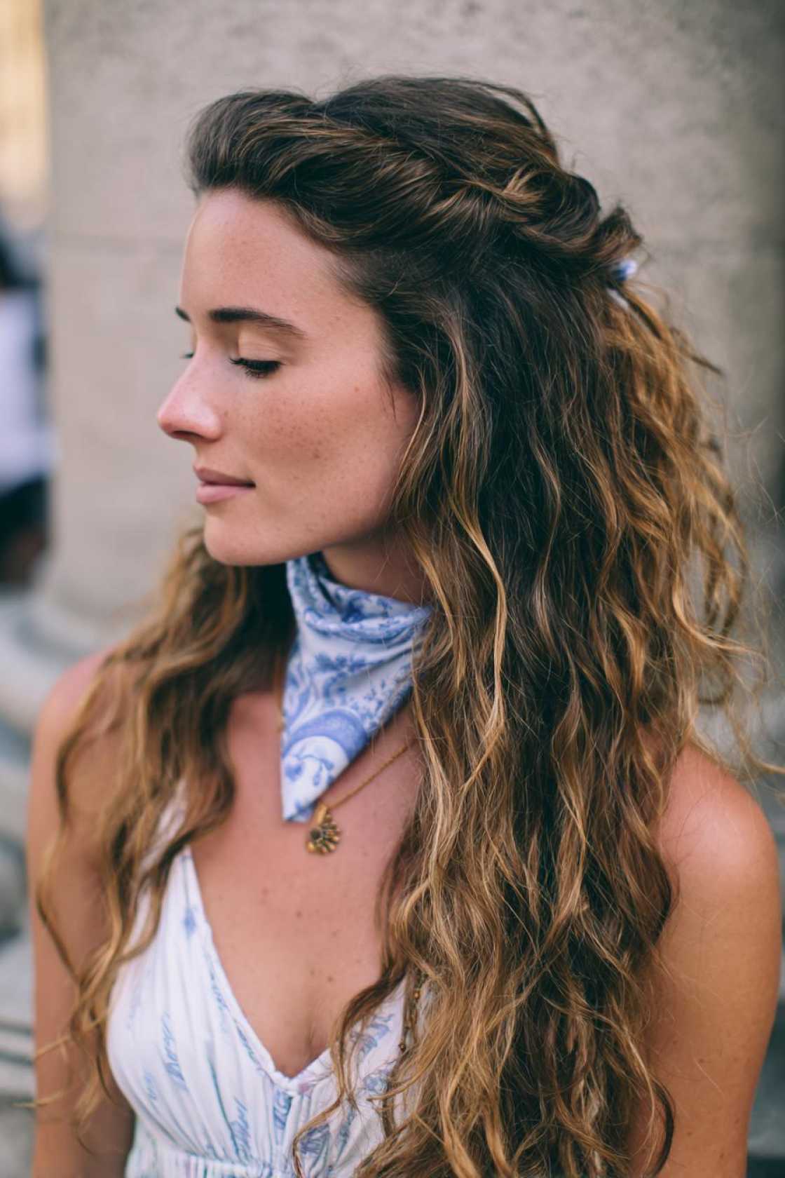 15+ Quick Beach Day Hair Looks (Claw Clips & Bubble Ponies!) - 1. The Effortless Beach Waves with a Sim