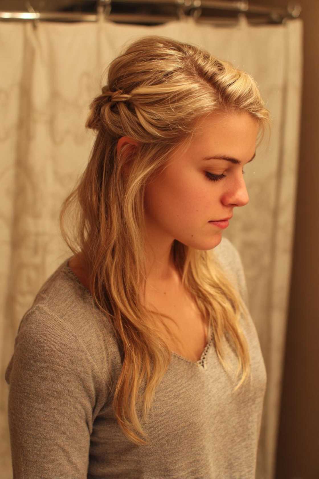 15+ Quick Beach Day Hair Looks (Claw Clips & Bubble Ponies!) - 13. Half-Up Twist