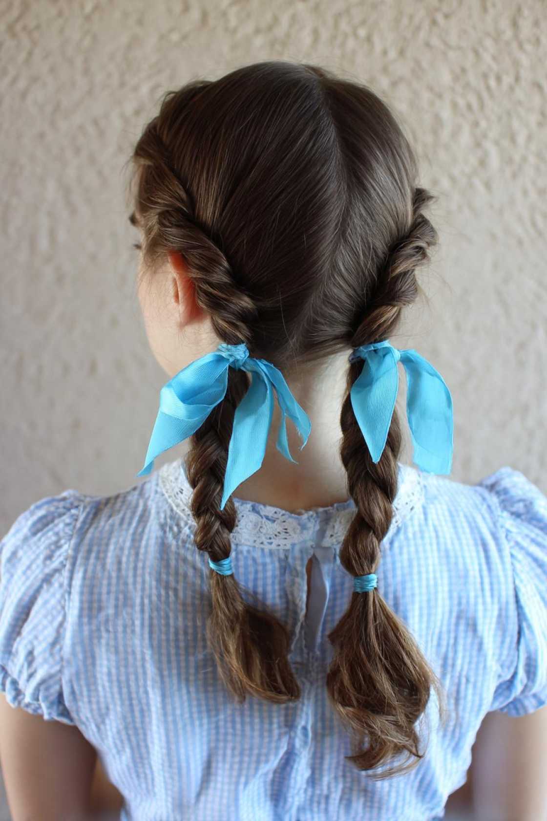15+ Quick Beach Day Hair Looks (Claw Clips & Bubble Ponies!) - 7. Twisted Pigtails