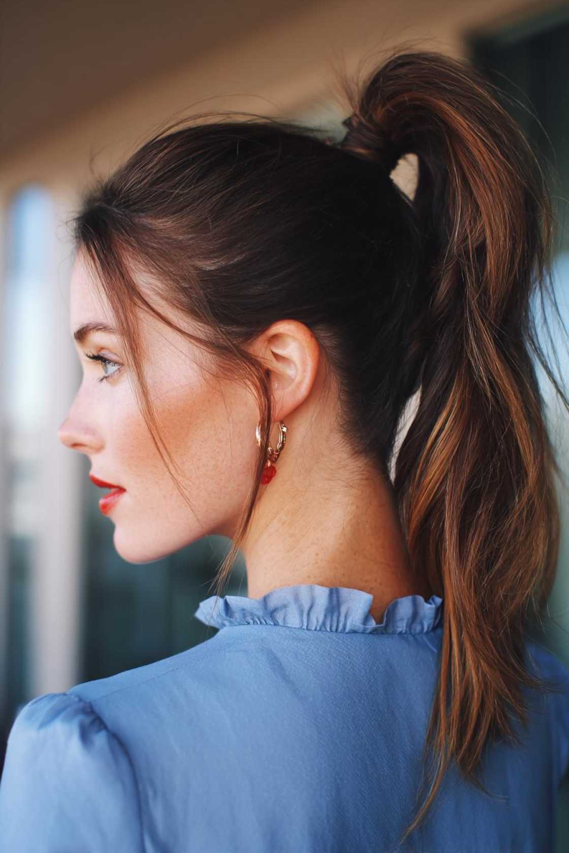 17+ Easy Summer Hairstyles (Claw Clips & Beachy Waves!) - 17. Simple High Ponytail