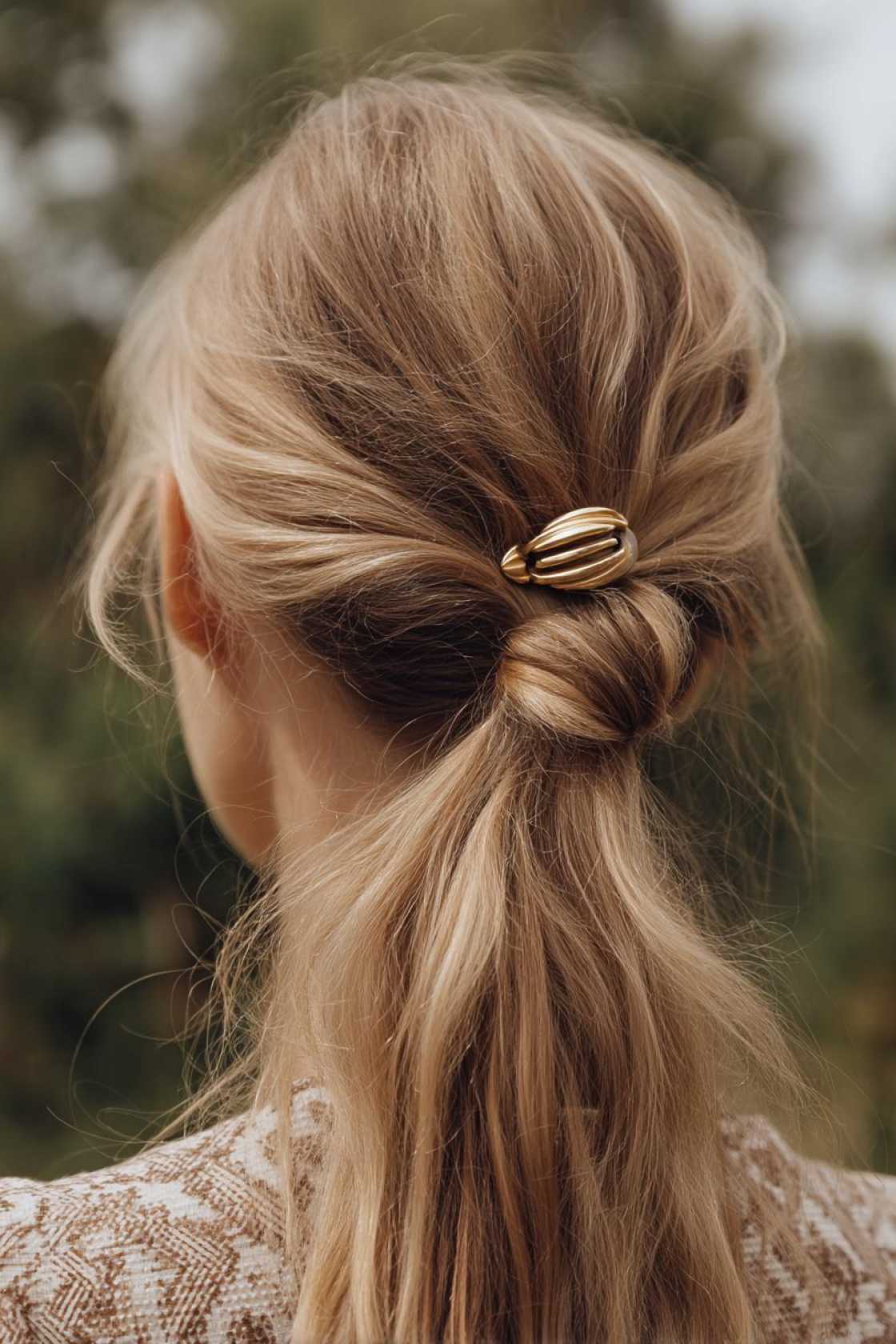 17+ Easy Summer Hairstyles (Claw Clips & Beachy Waves!) - 3. Sides Secured with Mini Claw Clips
