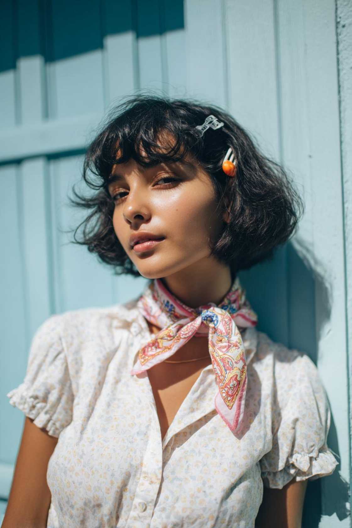 19+ Cute Summer Hairstyles for Short Hair (Beachy Bobs & Clips!) - 9. Accessorized Bob