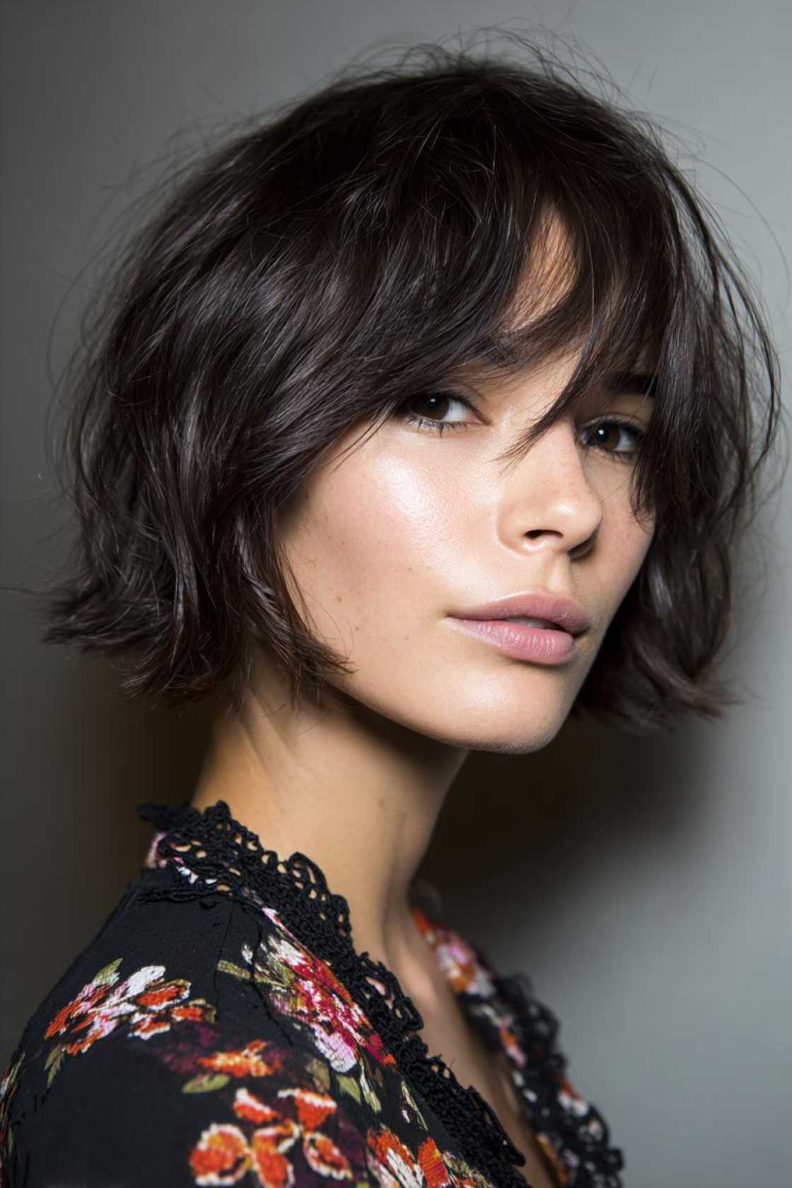 19+ Cute Summer Hairstyles for Short Hair (Beachy Bobs & Clips!) - 6. Side-Swept Bangs