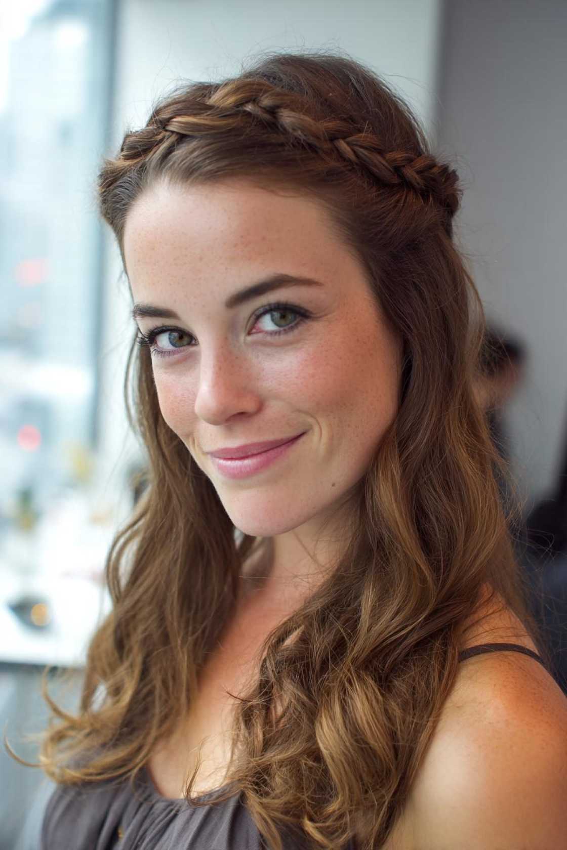 20+ Chic & Practical Hair Ideas for Lady Golfers (Visor Styles!) - 5. Braided Half-Up